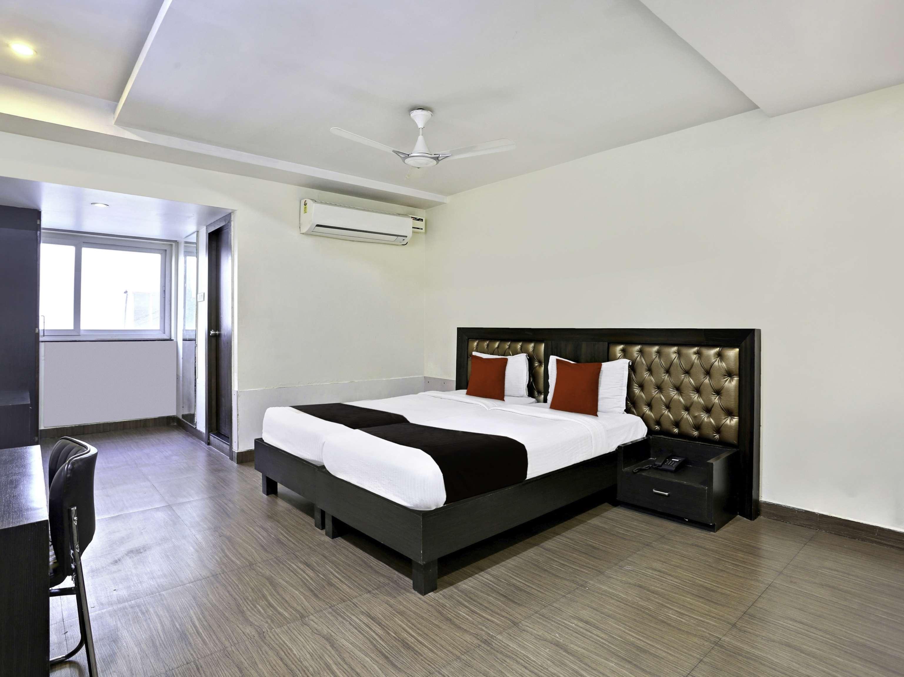Townhouse Halcyon Deccan Inn Near Shilparamam Kondapur  Exteriör bild