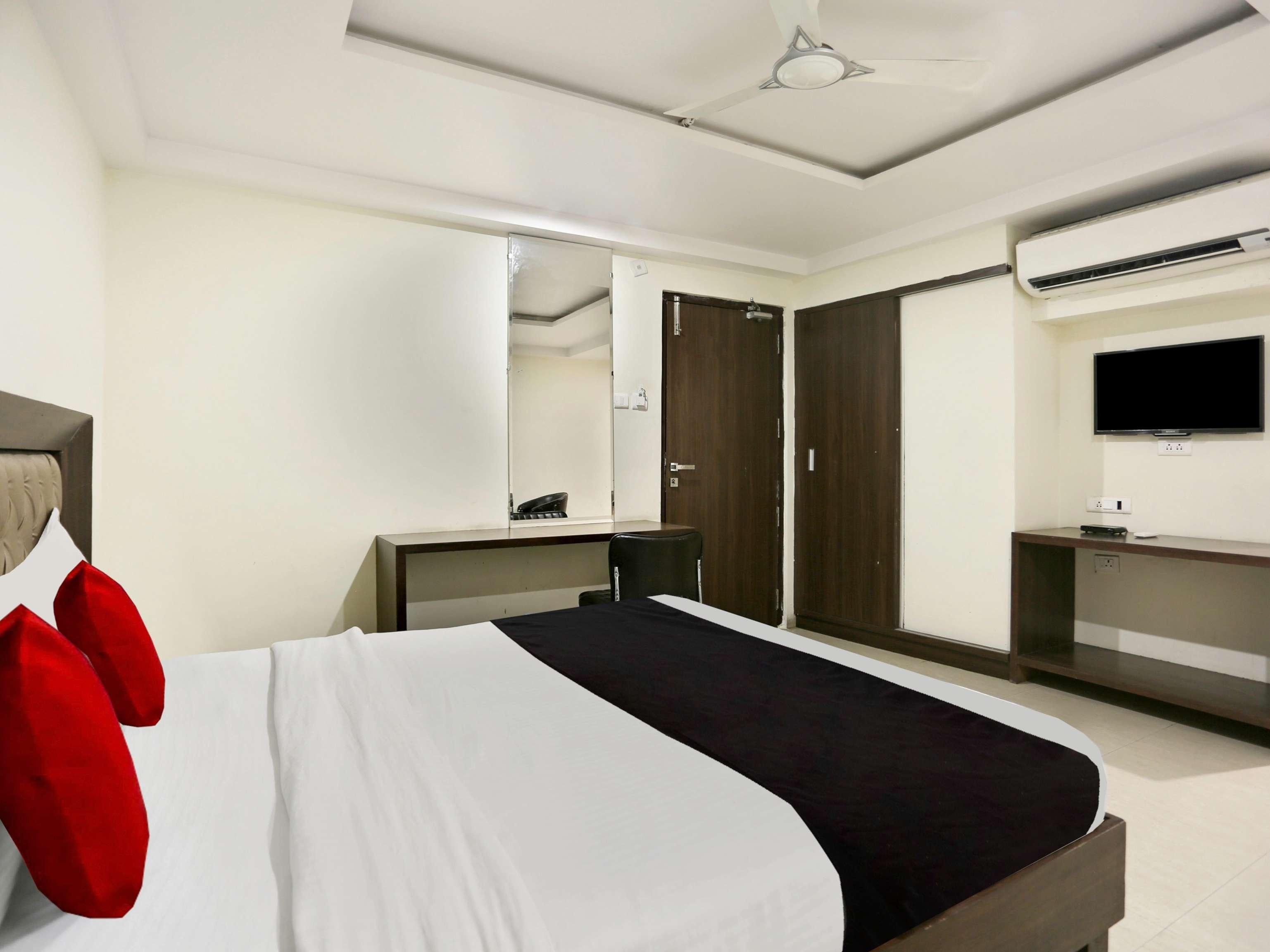 Townhouse Halcyon Deccan Inn Near Shilparamam Kondapur  Exteriör bild