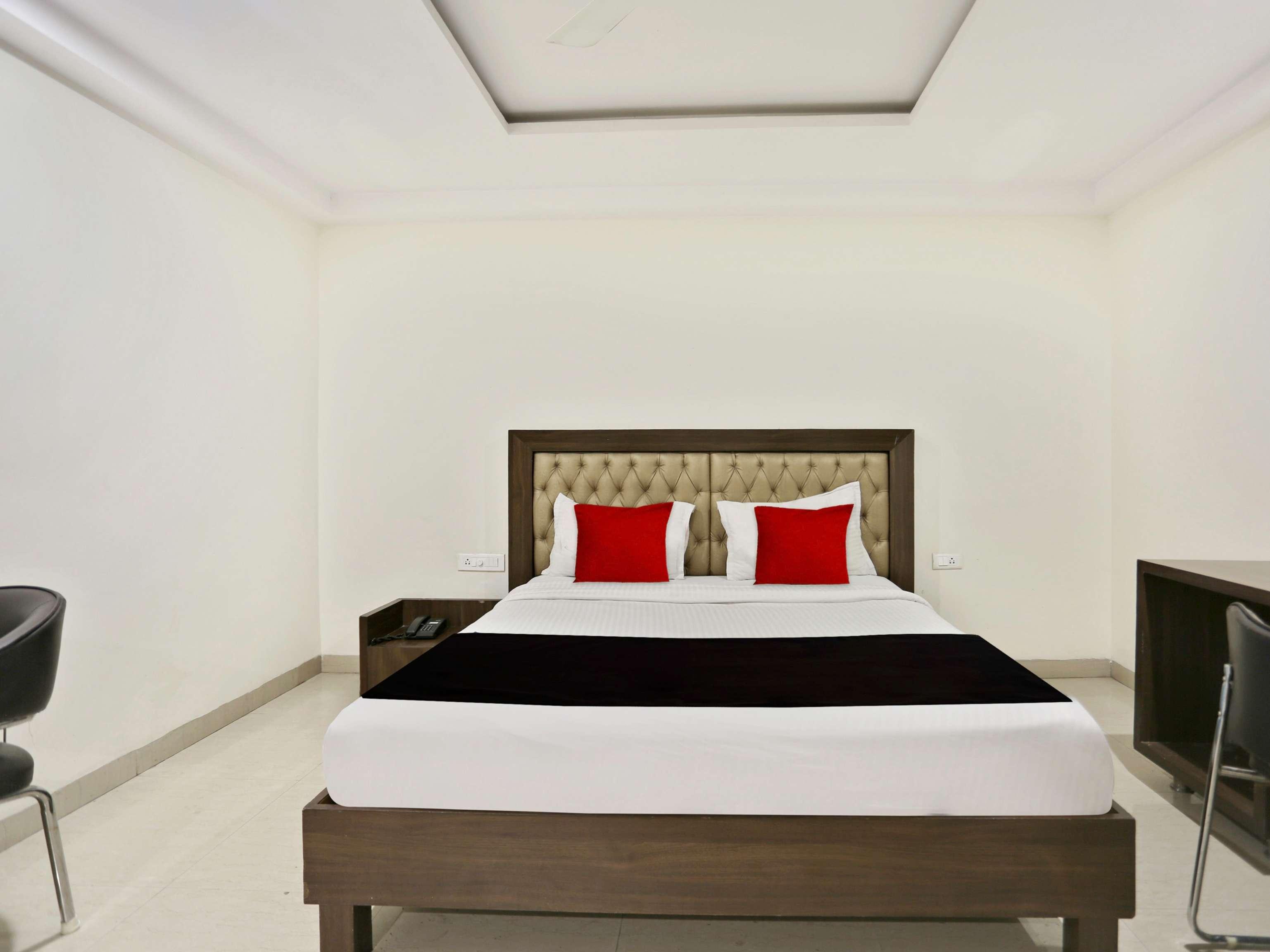 Townhouse Halcyon Deccan Inn Near Shilparamam Kondapur  Exteriör bild