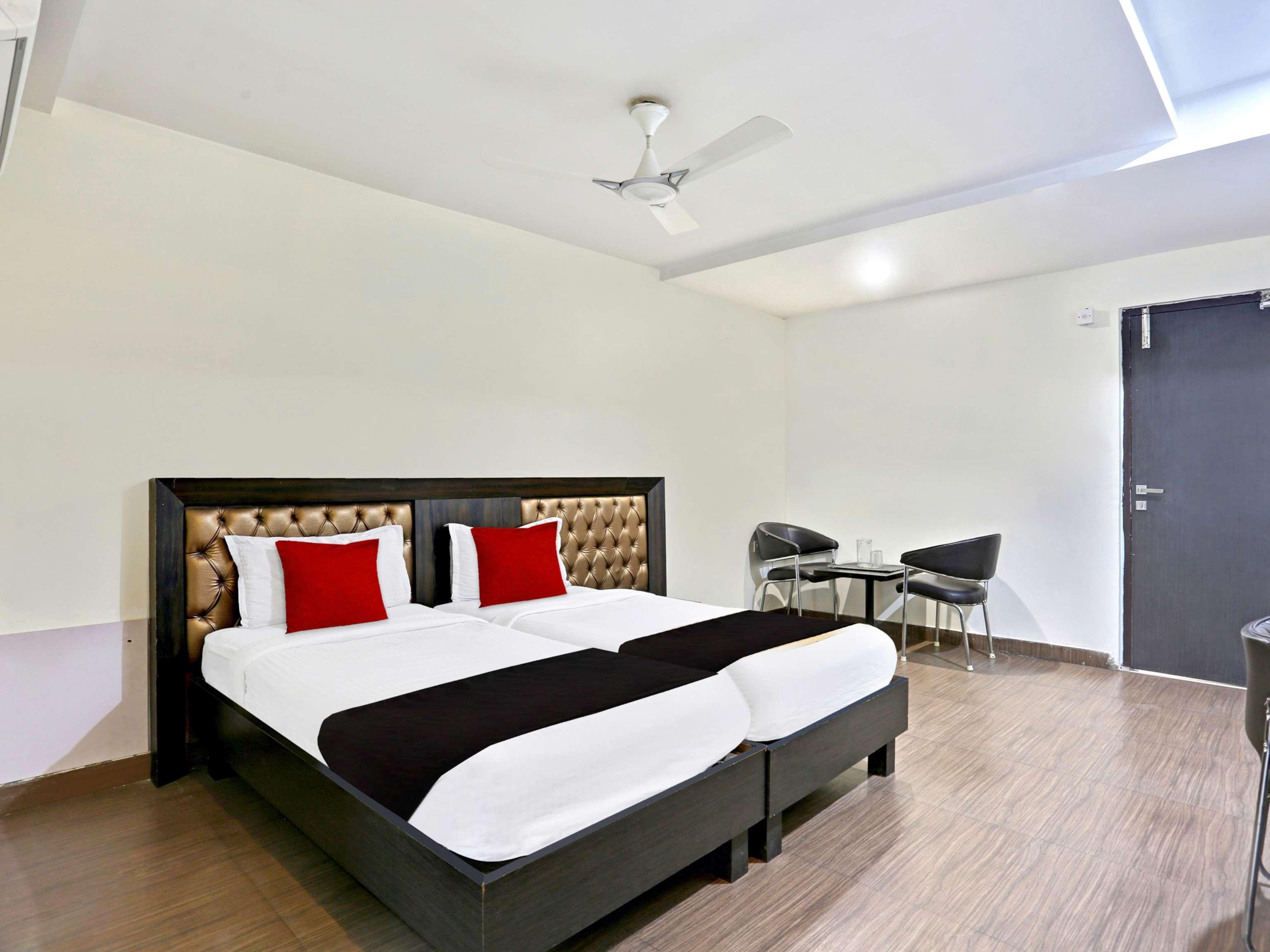 Townhouse Halcyon Deccan Inn Near Shilparamam Kondapur  Exteriör bild