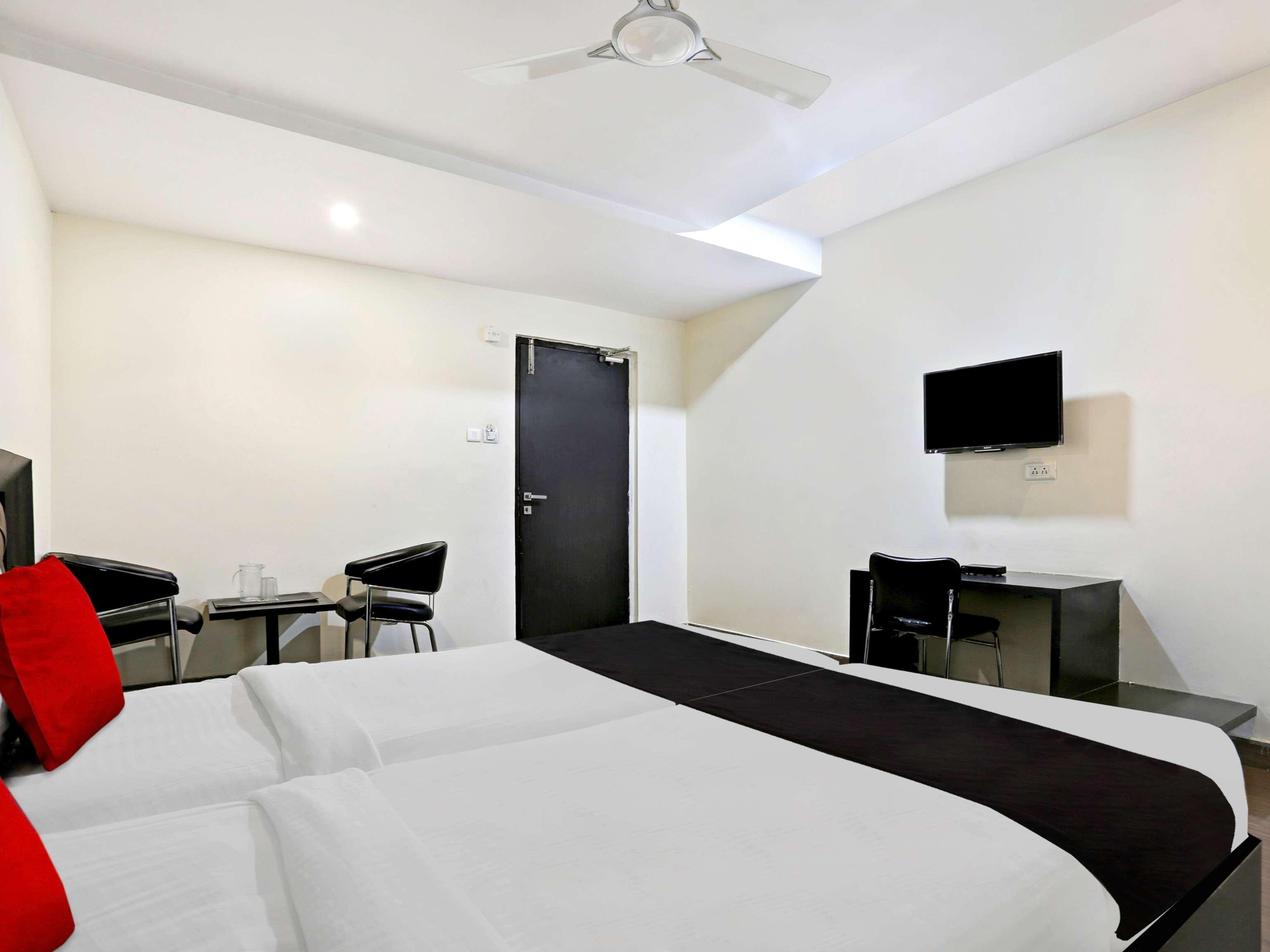 Townhouse Halcyon Deccan Inn Near Shilparamam Kondapur  Exteriör bild