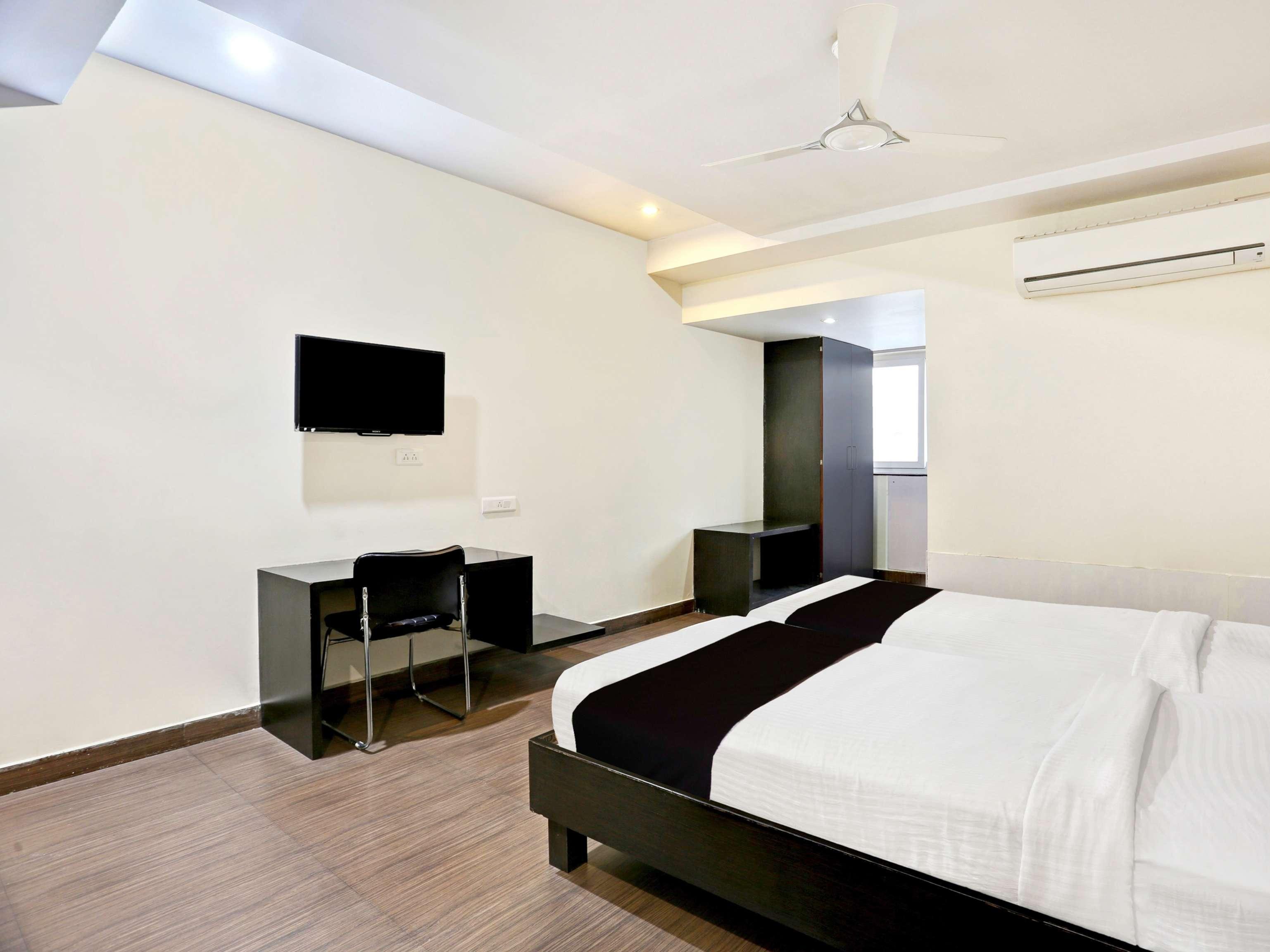 Townhouse Halcyon Deccan Inn Near Shilparamam Kondapur  Exteriör bild