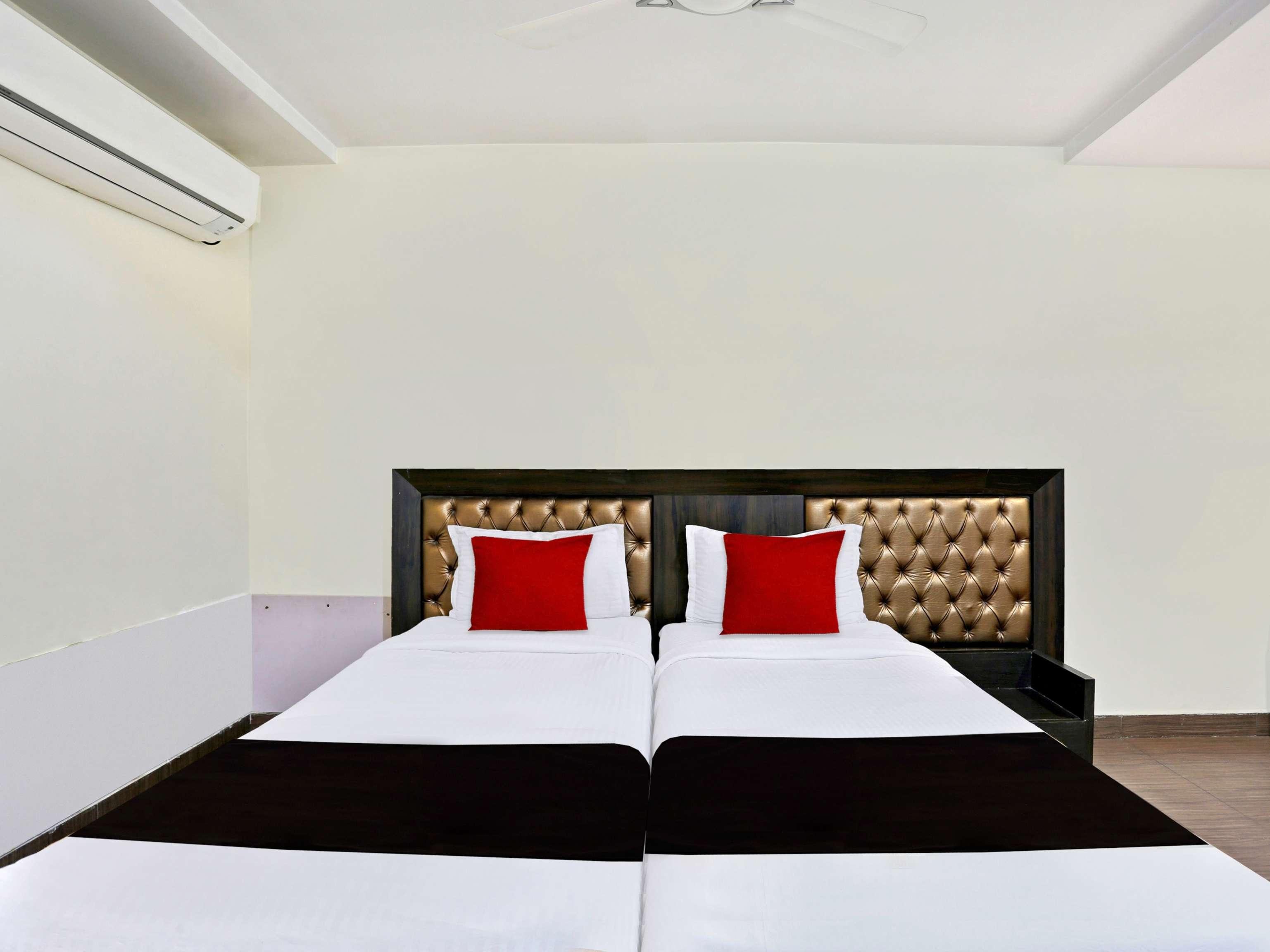 Townhouse Halcyon Deccan Inn Near Shilparamam Kondapur  Exteriör bild