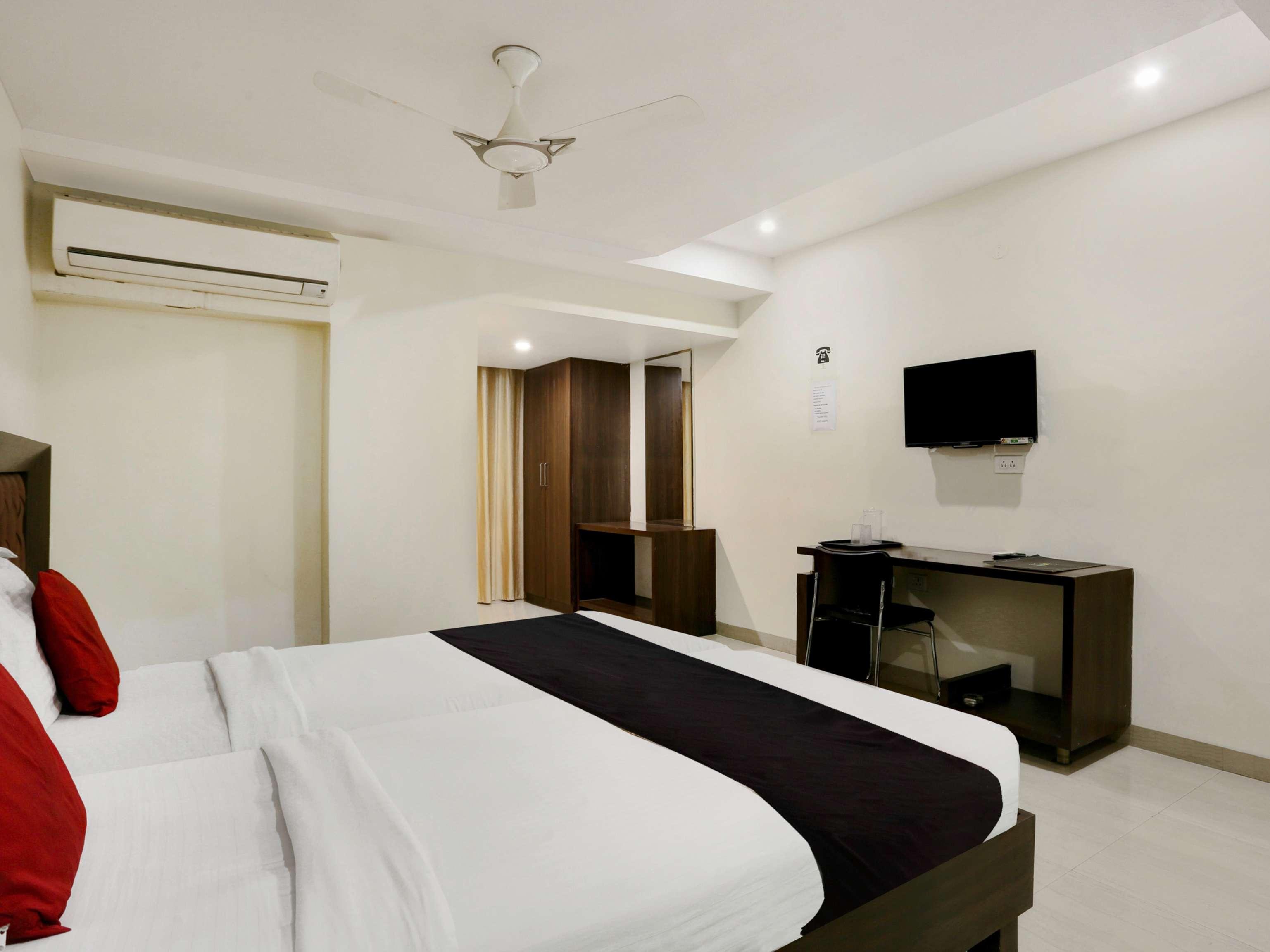 Townhouse Halcyon Deccan Inn Near Shilparamam Kondapur  Exteriör bild