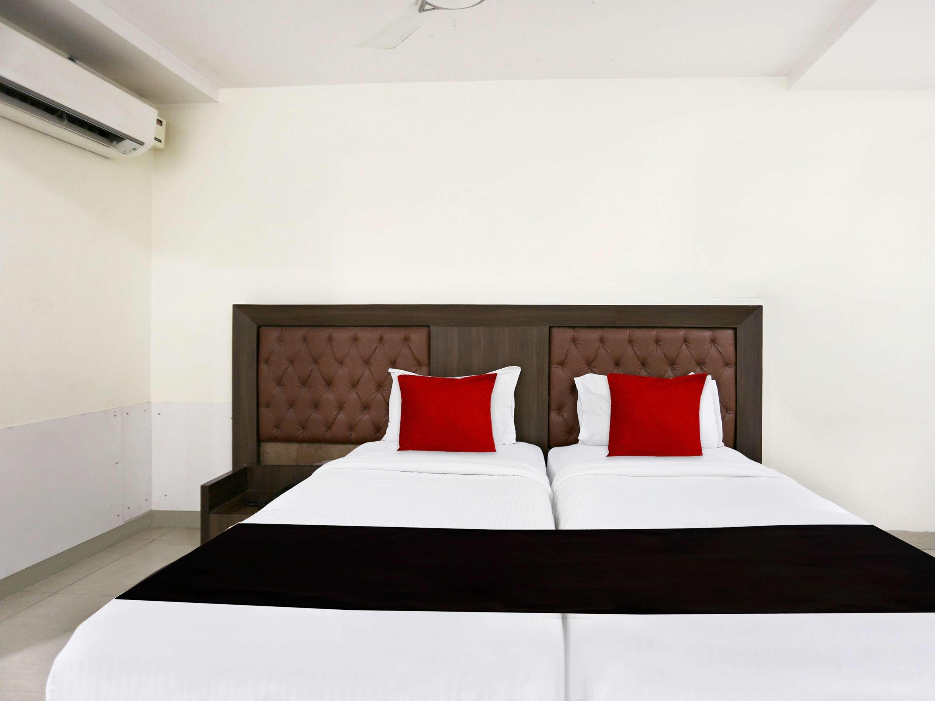 Townhouse Halcyon Deccan Inn Near Shilparamam Kondapur  Exteriör bild