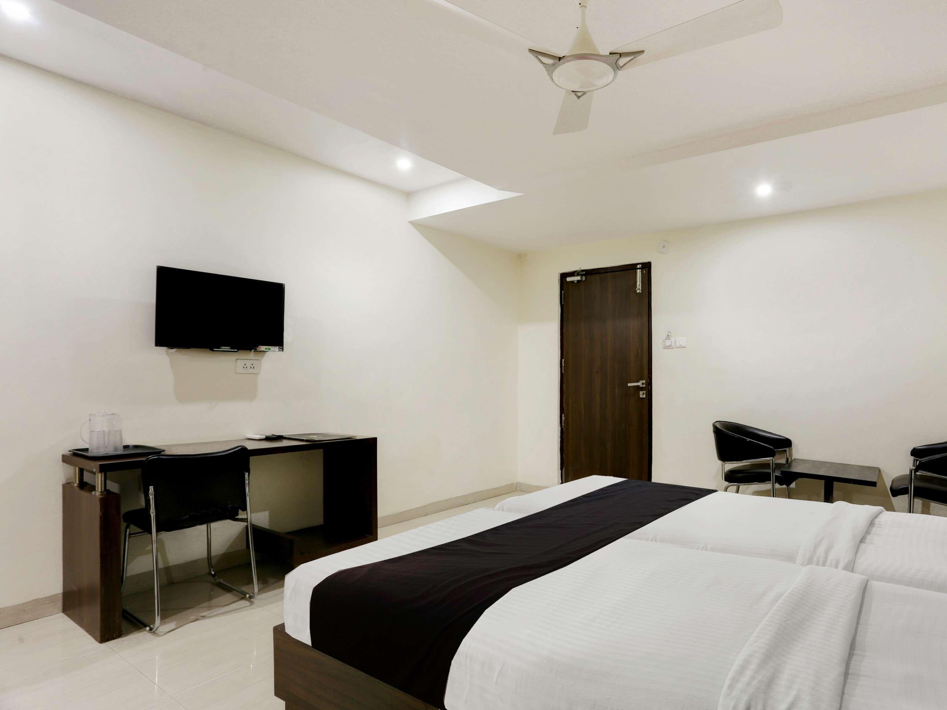 Townhouse Halcyon Deccan Inn Near Shilparamam Kondapur  Exteriör bild