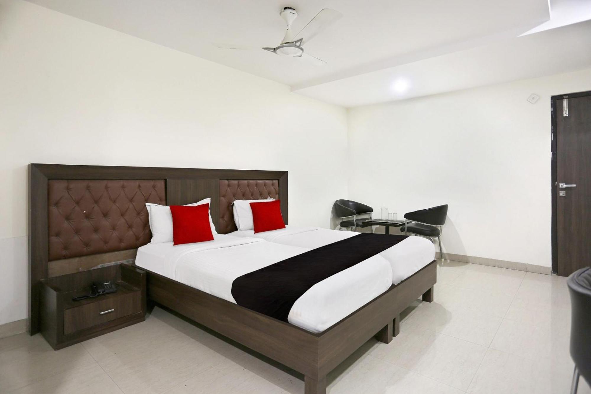Townhouse Halcyon Deccan Inn Near Shilparamam Kondapur  Exteriör bild