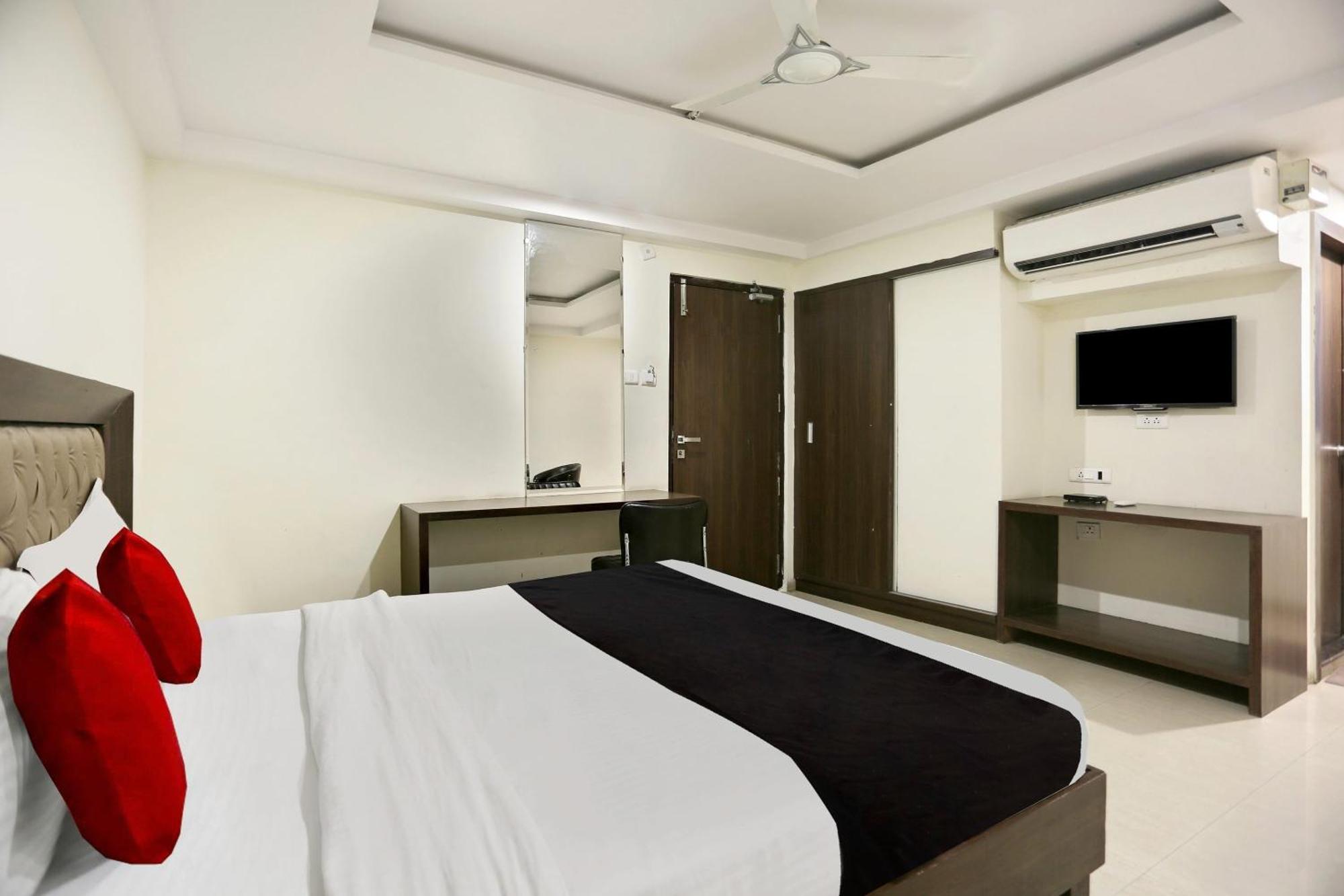 Townhouse Halcyon Deccan Inn Near Shilparamam Kondapur  Exteriör bild