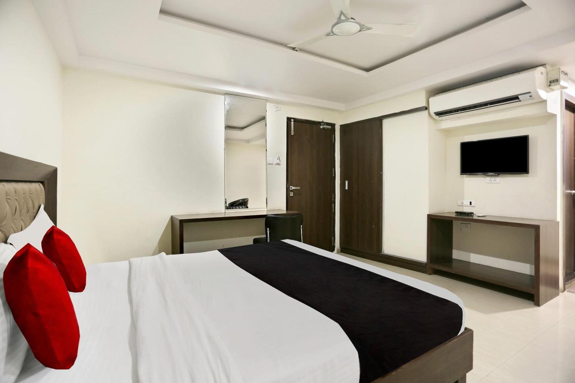 Townhouse Halcyon Deccan Inn Near Shilparamam Kondapur  Exteriör bild