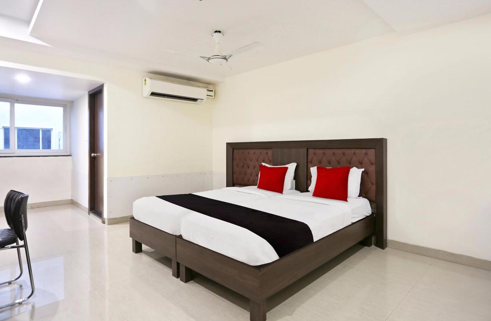 Townhouse Halcyon Deccan Inn Near Shilparamam Kondapur  Exteriör bild