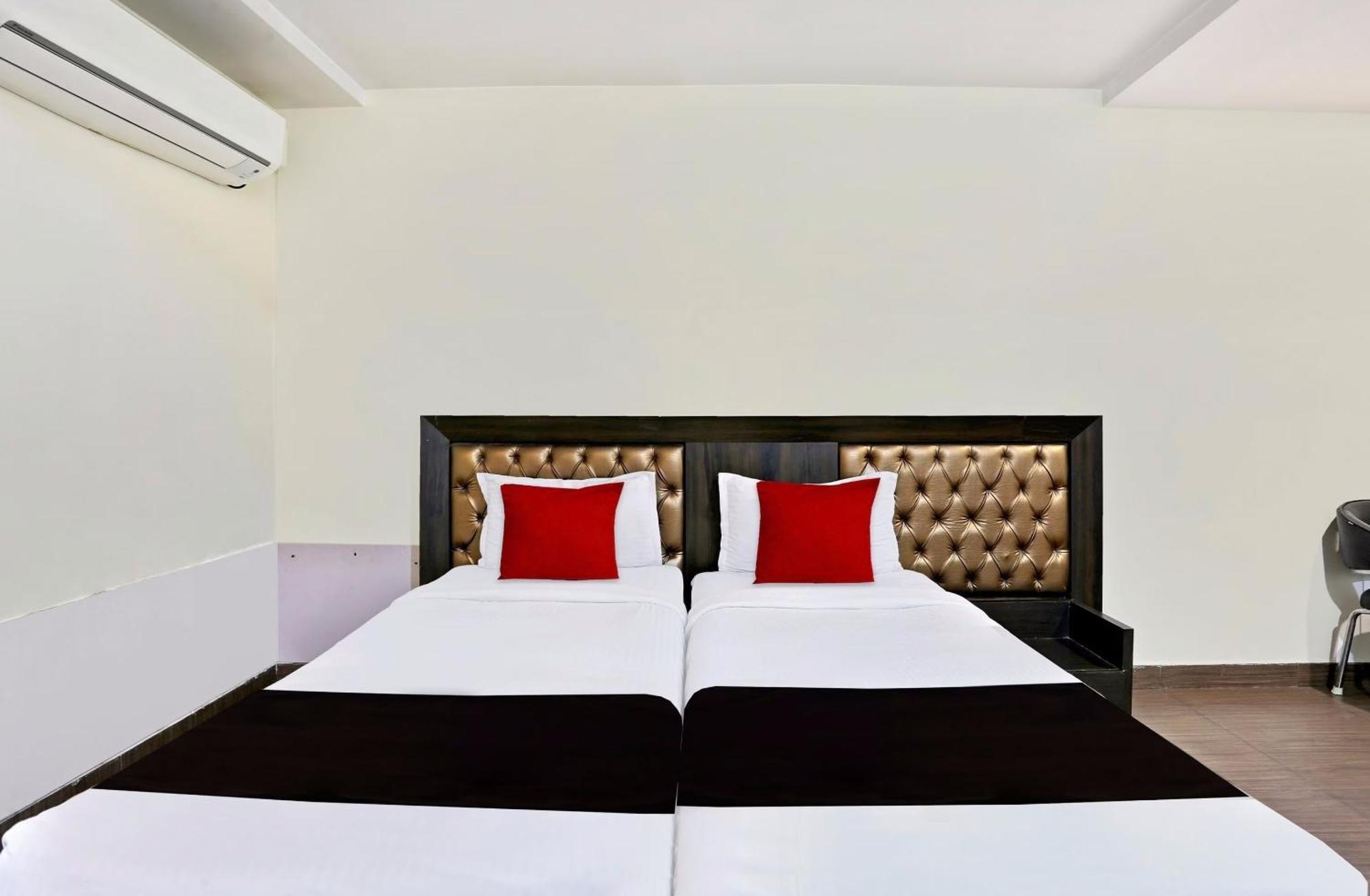 Townhouse Halcyon Deccan Inn Near Shilparamam Kondapur  Exteriör bild