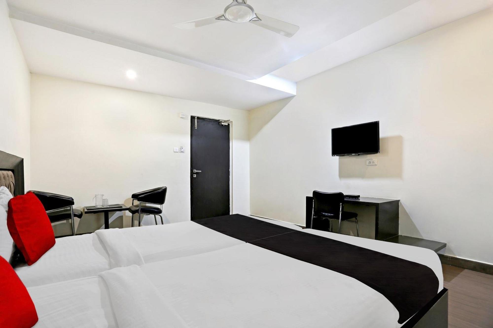 Townhouse Halcyon Deccan Inn Near Shilparamam Kondapur  Exteriör bild