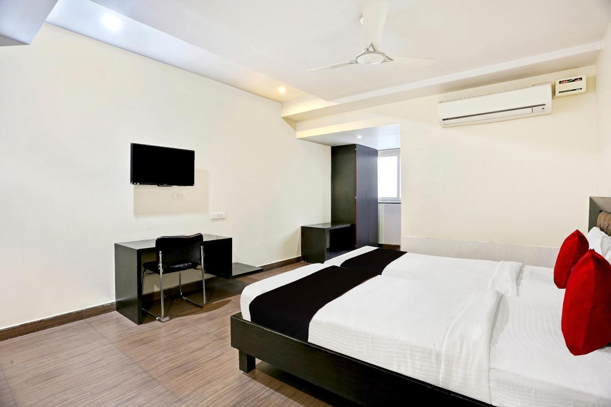 Townhouse Halcyon Deccan Inn Near Shilparamam Kondapur  Exteriör bild