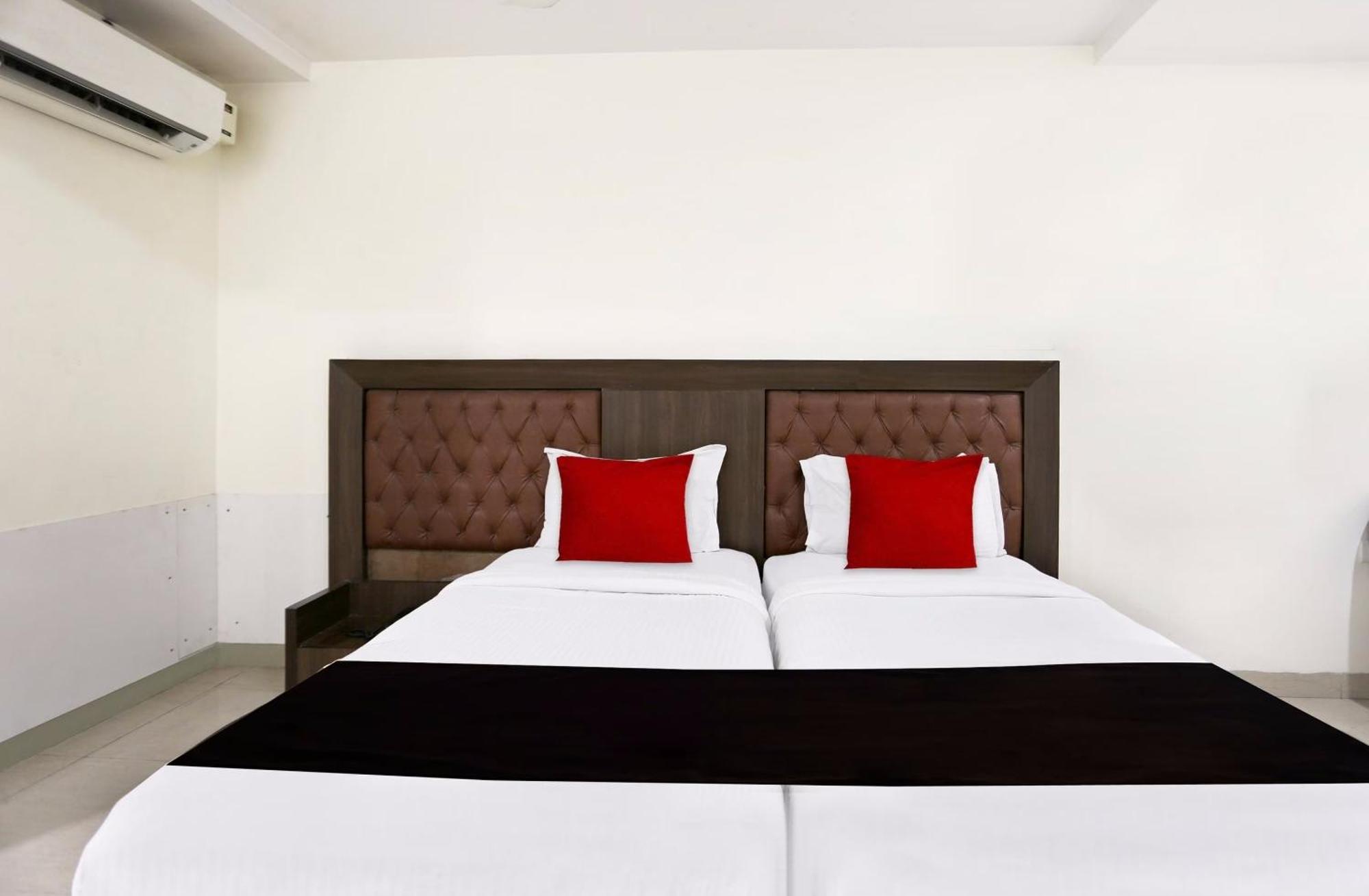 Townhouse Halcyon Deccan Inn Near Shilparamam Kondapur  Exteriör bild