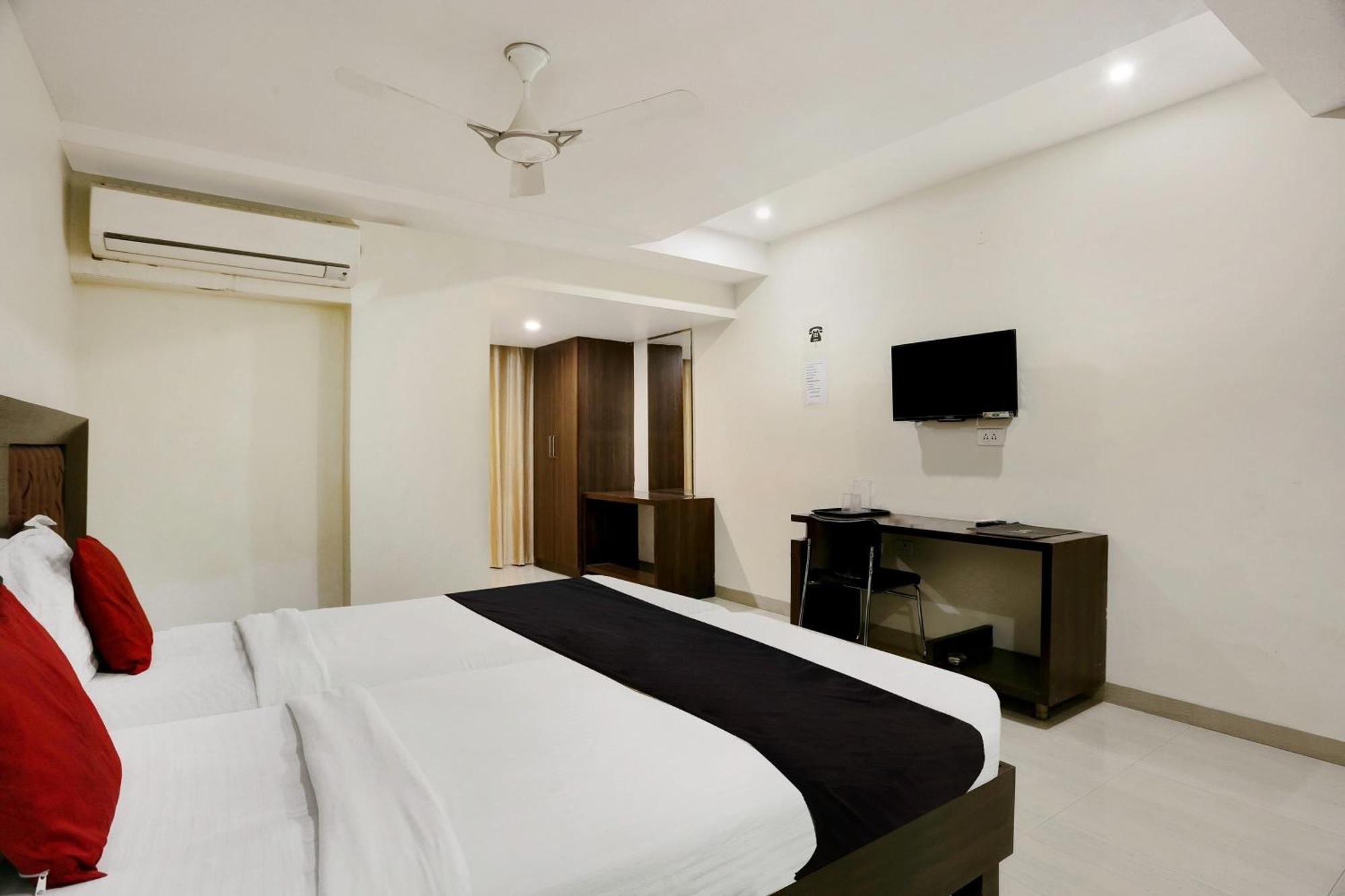 Townhouse Halcyon Deccan Inn Near Shilparamam Kondapur  Exteriör bild