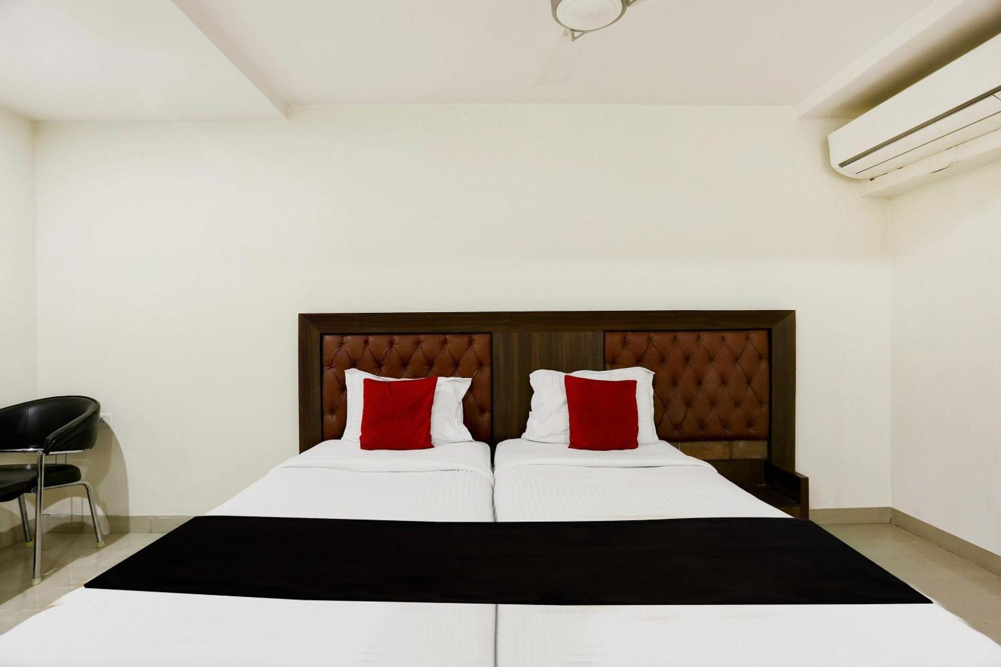 Townhouse Halcyon Deccan Inn Near Shilparamam Kondapur  Exteriör bild