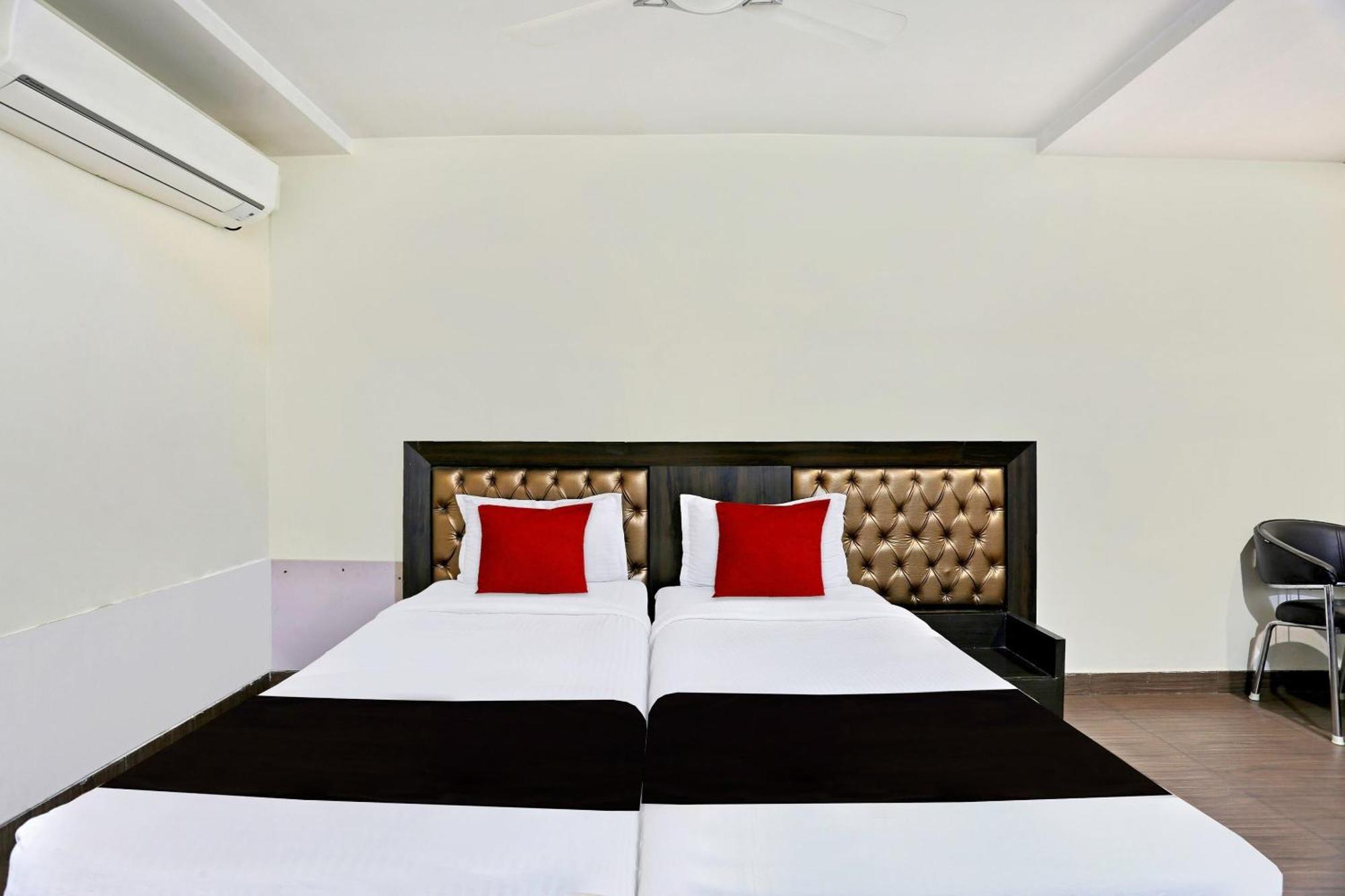 Townhouse Halcyon Deccan Inn Near Shilparamam Kondapur  Exteriör bild